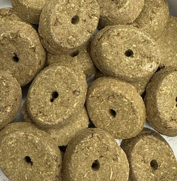 Crunchy bulk horse treats made with applesauce and carrots in the USA